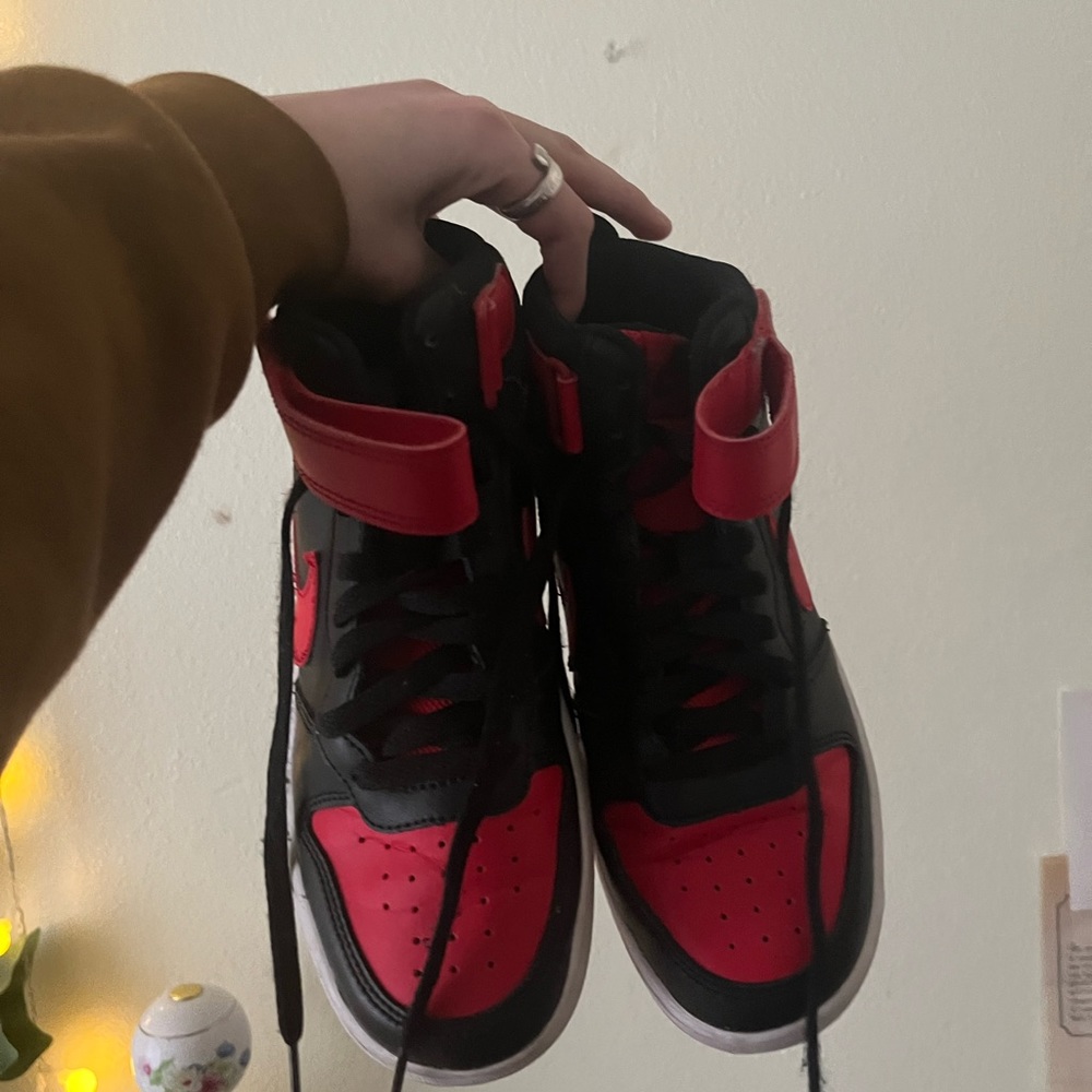 Nike Velcro high top sneakers! Size 5.5 boys and 7 in women’s!